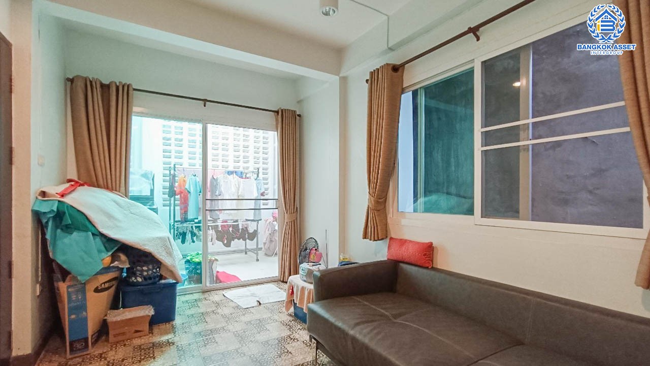 *****ทาวน์เฮ้าส์มือสอง 3 ชั้น ซอยสมเด็จพระเจ้าตากสิน5 เนื้อที่ 22 ตร.ว. ฟังก์ชัน 4 ห้องนอน 3 ห้องน้ำ 1 ที่จอดรถ แถมฟรี!!  เครื่องปรับอากาศ 3 เครื่อง, เครื่องทำน้ำอุ่น 2 เครื่อง ทำเลดี เดินทางสะดวก เชื่อมต่อ ถ.กรุงธนบุรี, ถ.สมเด็จพระเจ้าตากสิน, ถ.เจริญรัถ ใกล้ไอคอน สยาม และ รถไฟฟ้าสายสีเขียว "สถานีวงเวียนใหญ่"